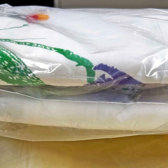 DRAPES, SEARS "ASTRID" 81 X 96 INCHES, WHITE WITH CONTEMPORARY FLORAL, POLY/COTT - Picture 4 of 7